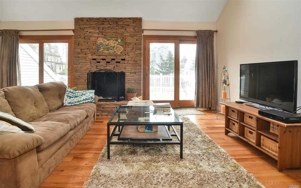 4 Lauren Ln Bayville Bayville NY 11709