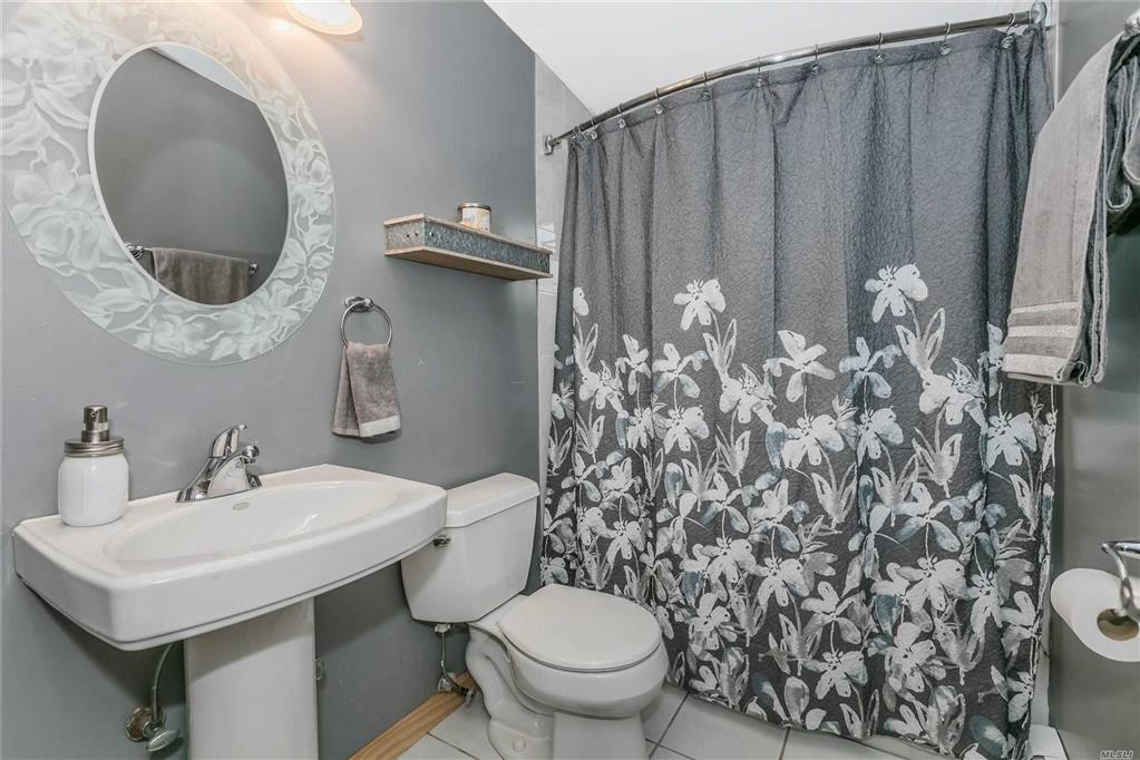 392 West Dr Copiague Copiague NY 11726