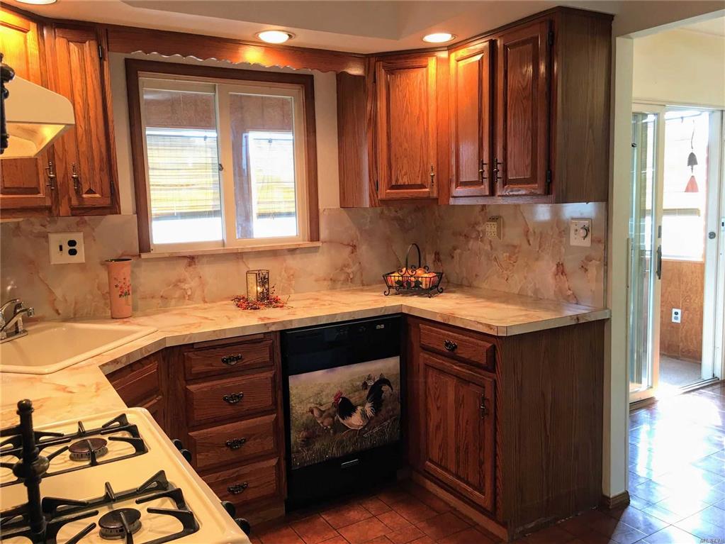 138 Haverford Rd Hicksville Hicksville NY 11801