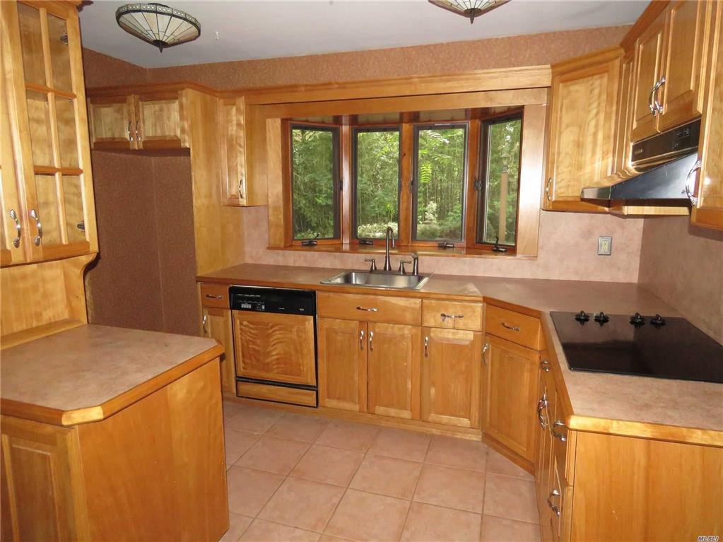 3 Hillsdale Ln Coram Coram NY 11727