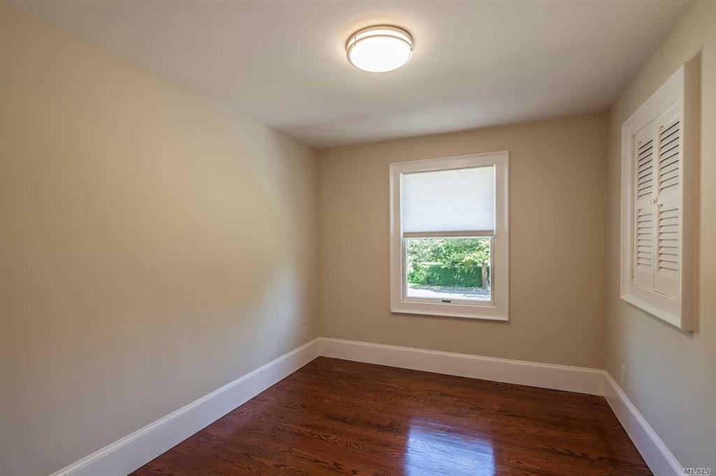 8 Mooring Dr Bellport Bellport NY 11713