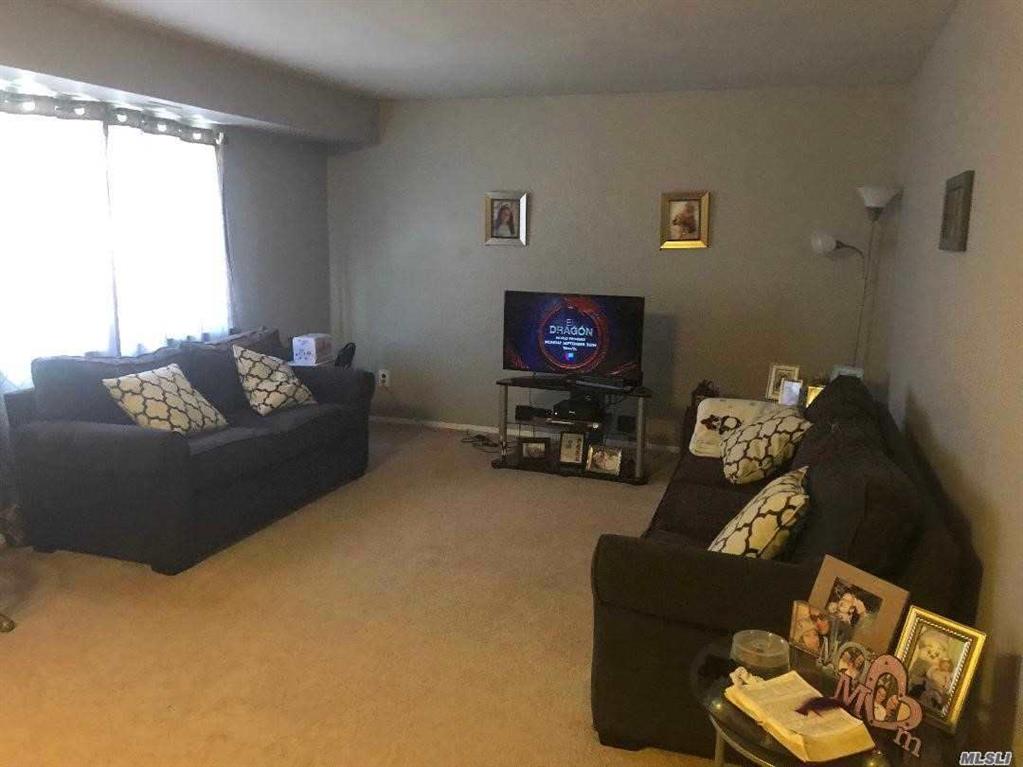 150 Pointe Cir Coram Coram NY 11727