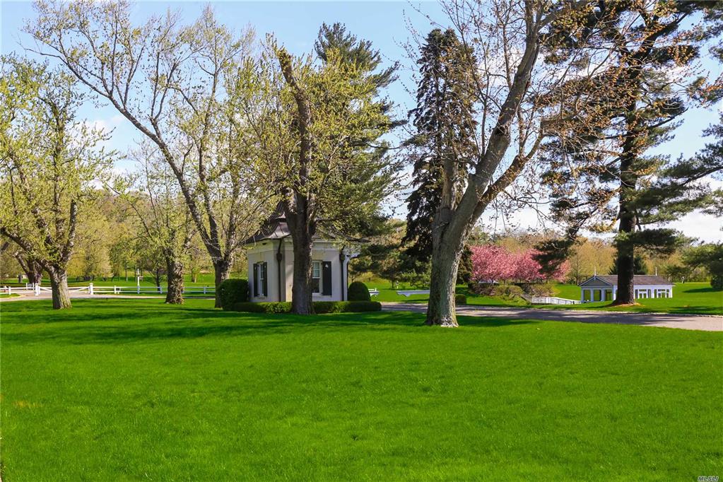 6 Stable Ln Old Westbury Old Westbury NY 11568
