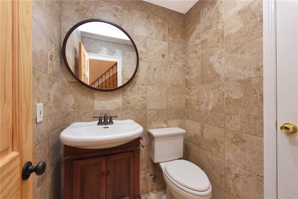 58 Woodmont Rd Melville Melville NY 11747