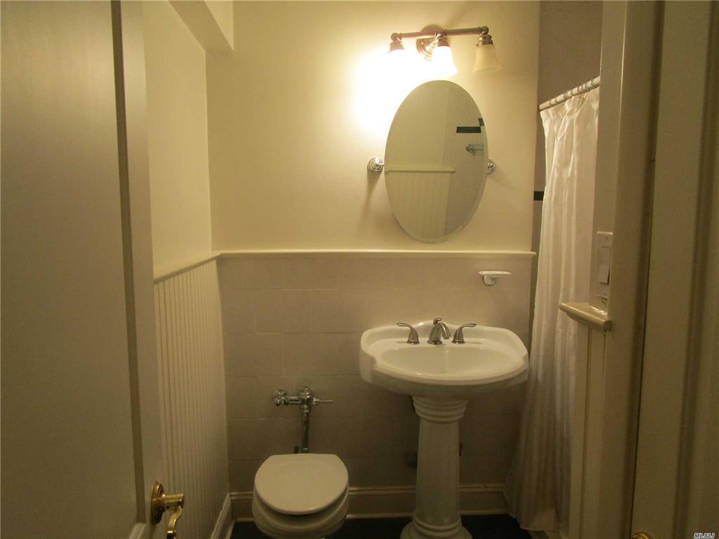 43-25 Douglaston Pkwy Douglaston Douglaston NY 11363
