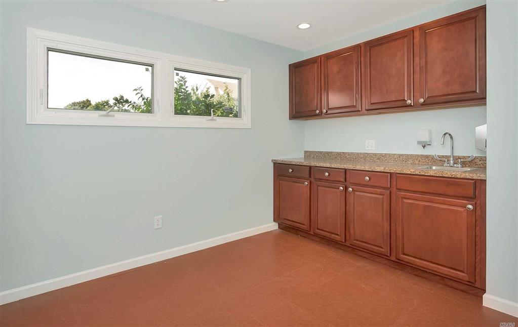 760 Wellwood Ave Lindenhurst Lindenhurst NY 11757