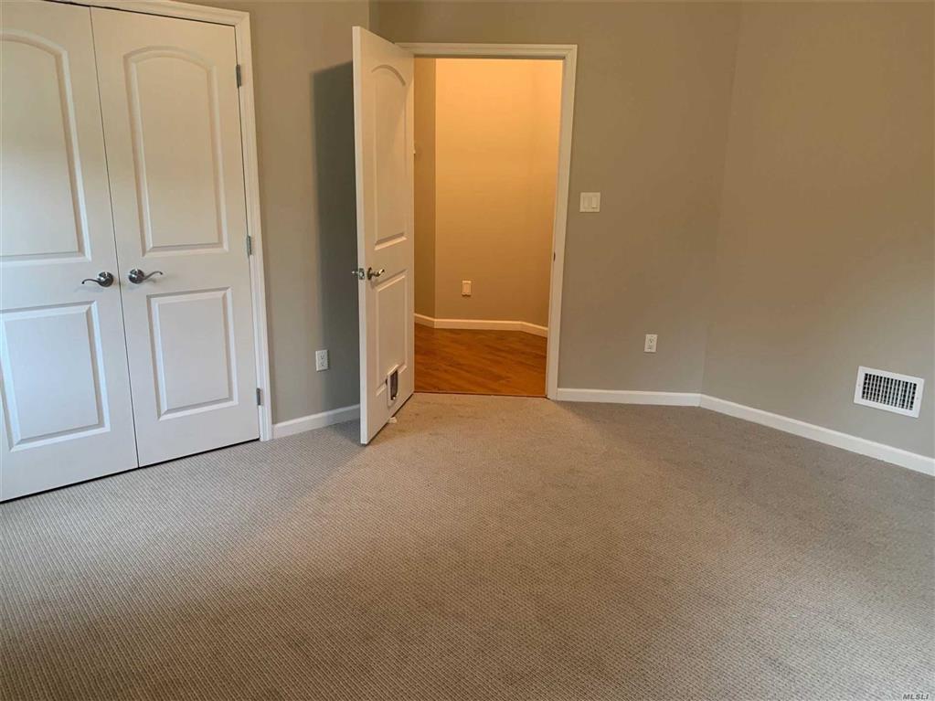 1 Newcastle Ct Riverhead Riverhead NY 11901
