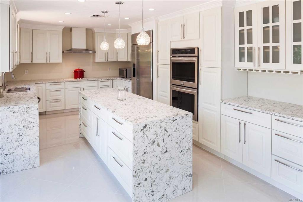 8 Mooring Dr Bellport Bellport NY 11713