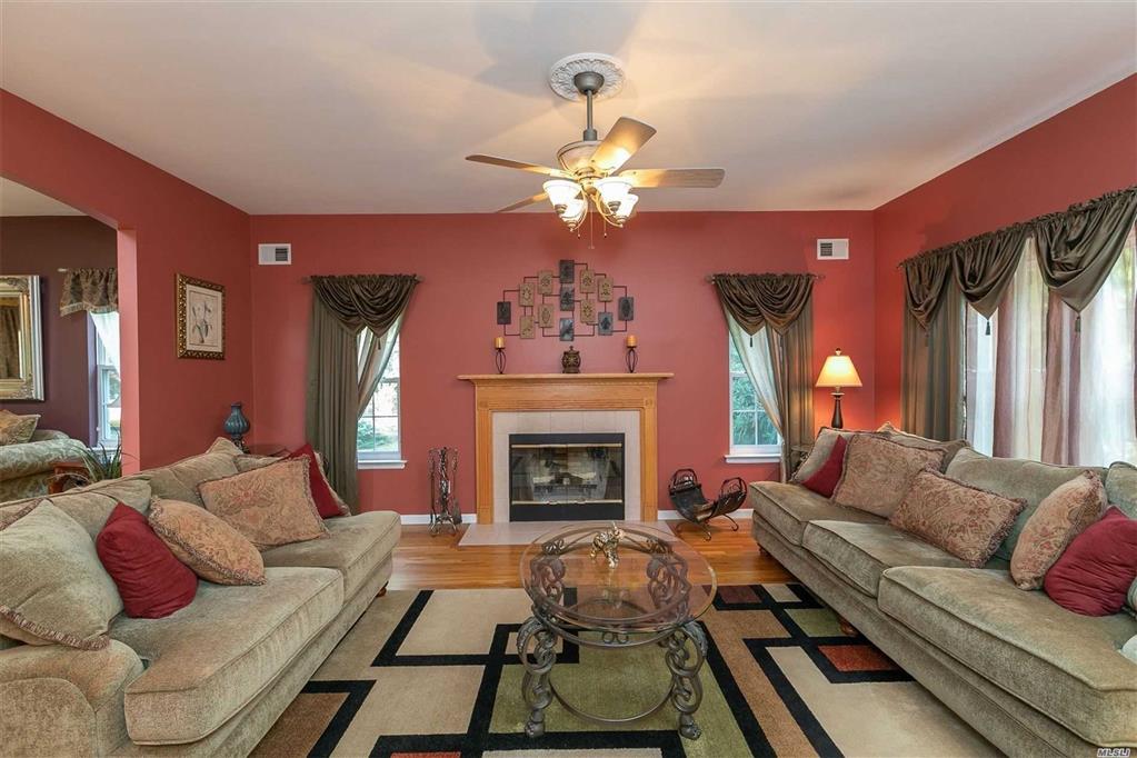 3 Hogan Ln Manorville Manorville NY 11949
