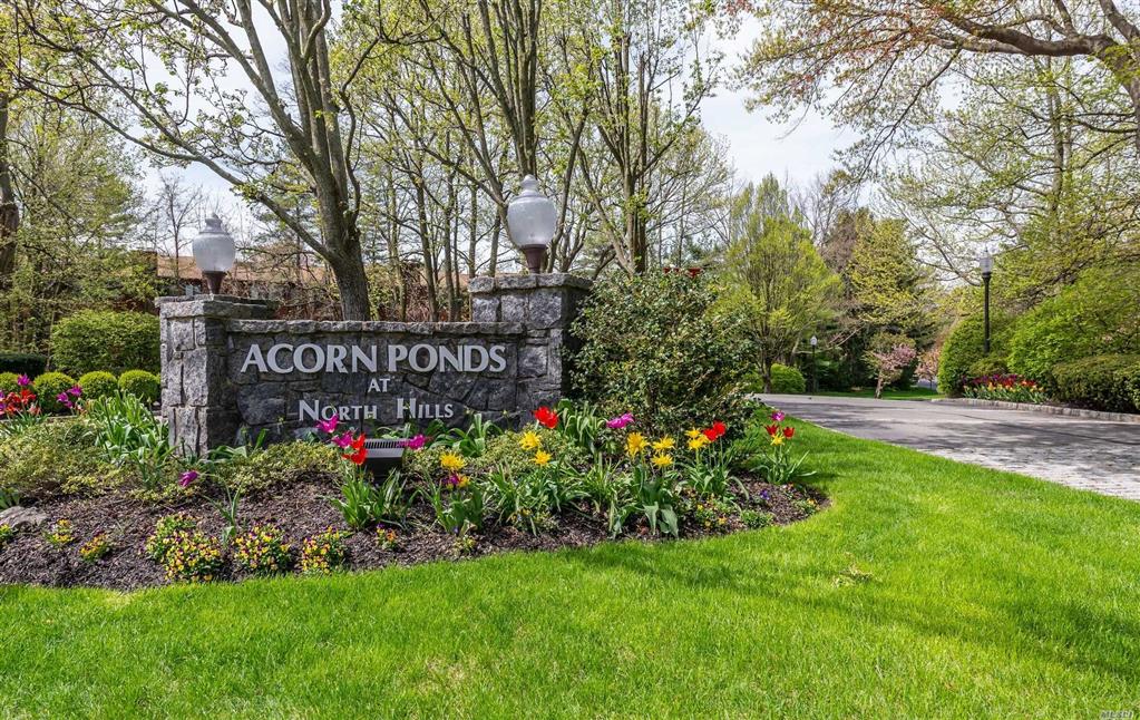 51 Acorn Ponds Dr Roslyn Roslyn NY 11576
