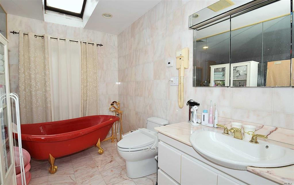 105 Woodhill Ln Manhasset Manhasset NY 11030