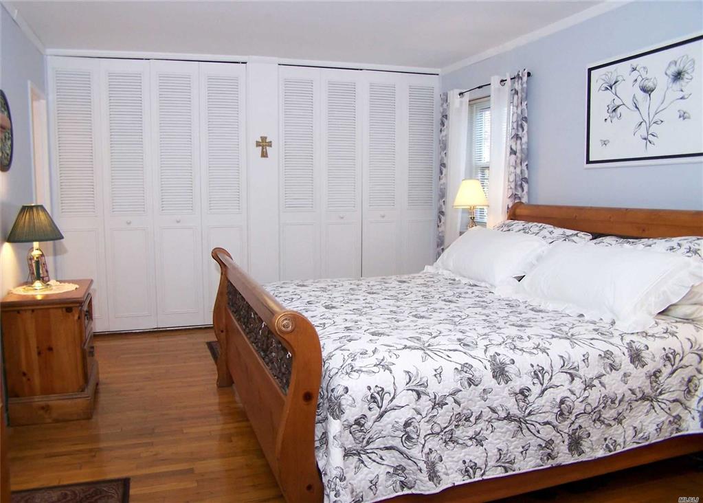 7 Glen Hollow Dr Holtsville Holtsville NY 11742