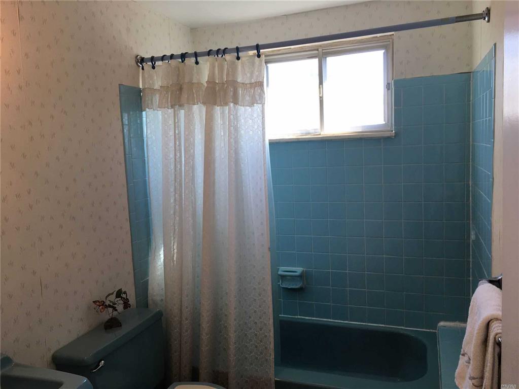 138 Haverford Rd Hicksville Hicksville NY 11801