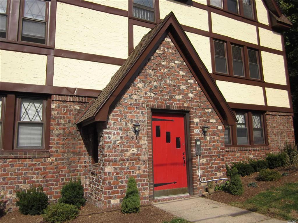 44 Oakwood Rd Huntington Huntington NY 11743