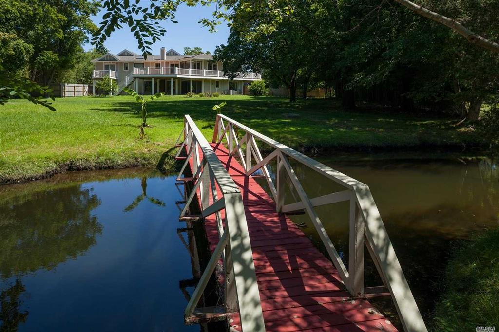 8 Mooring Dr Bellport Bellport NY 11713