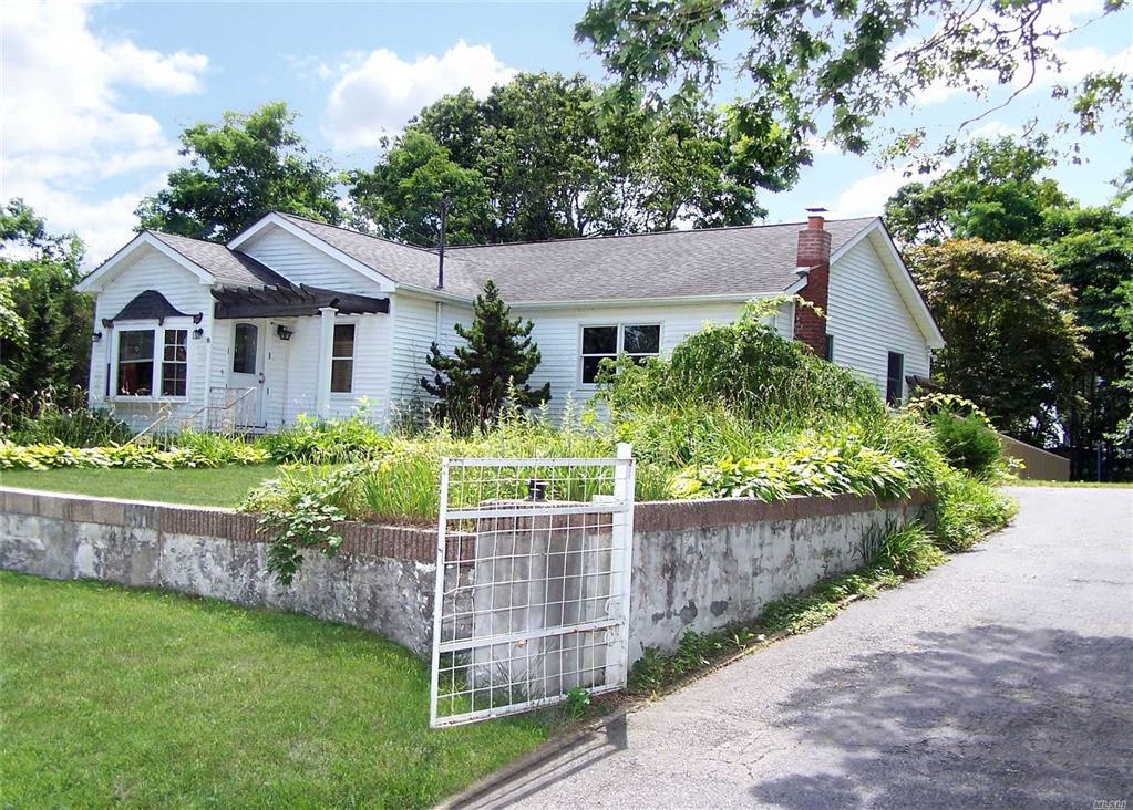 8 Beech Ave Farmingville Farmingville NY 11738