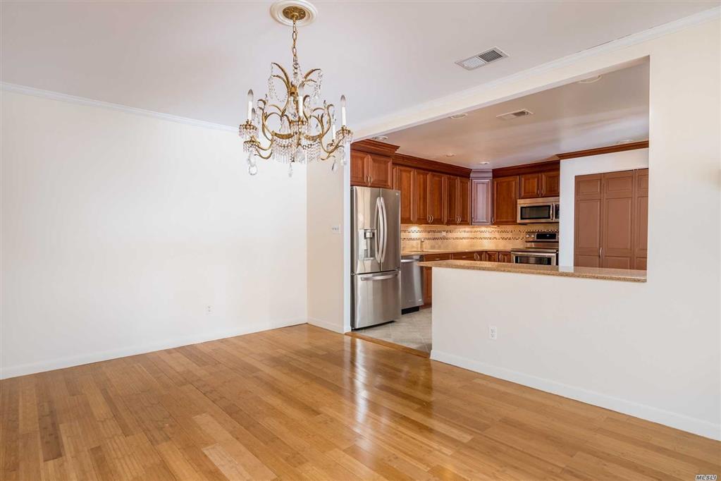 39 Acorn Ponds Dr Roslyn Roslyn NY 11576