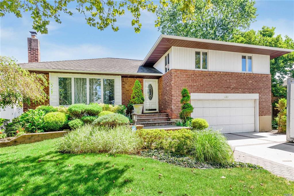 930 Stratford Ct Westbury Westbury NY 11590
