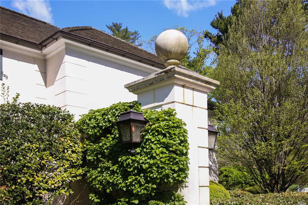 6 Stable Ln Old Westbury Old Westbury NY 11568