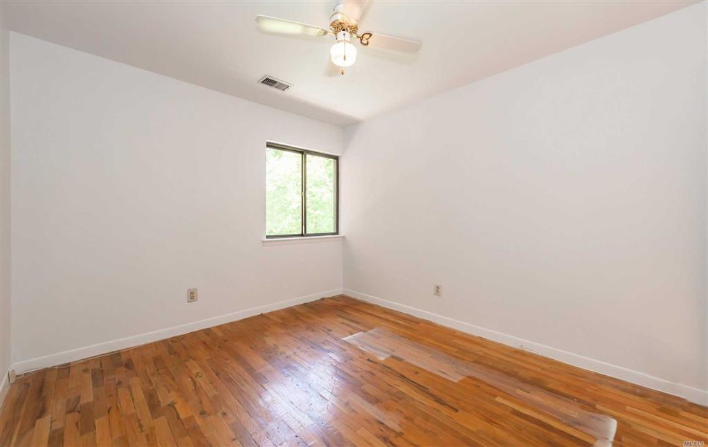 51 Acorn Ponds Dr Roslyn Roslyn NY 11576