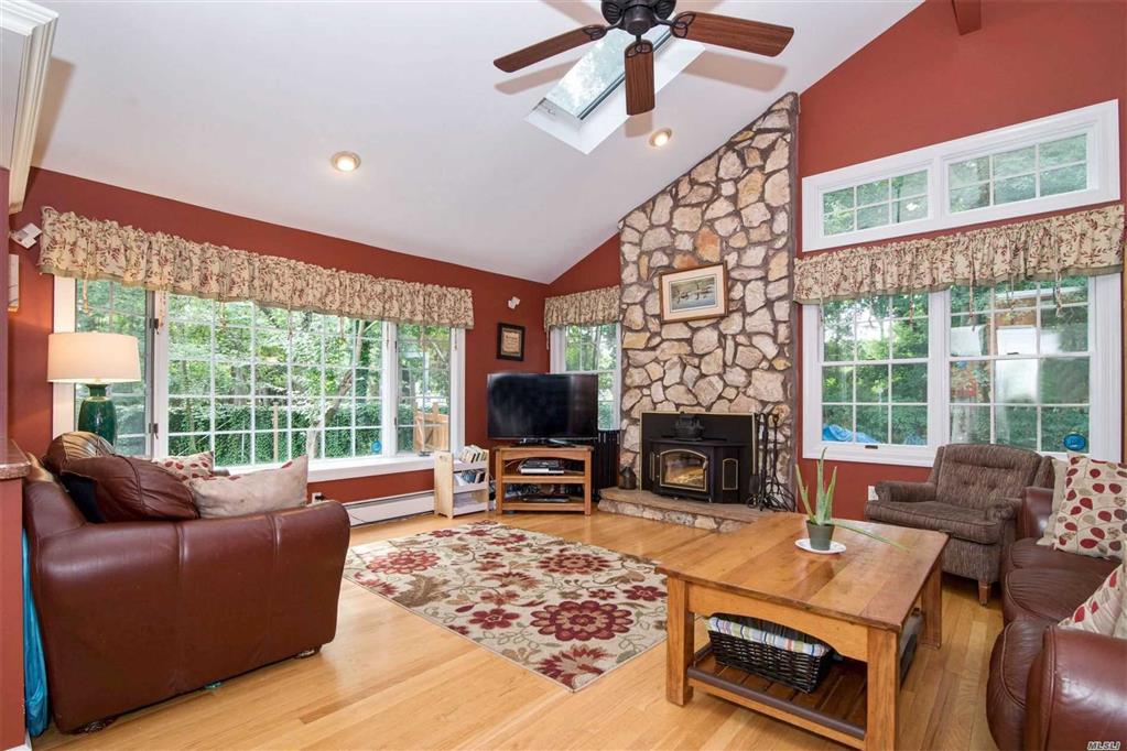 12 Beaverbrook Dr Brookhaven Brookhaven NY 11719 R Hamptons