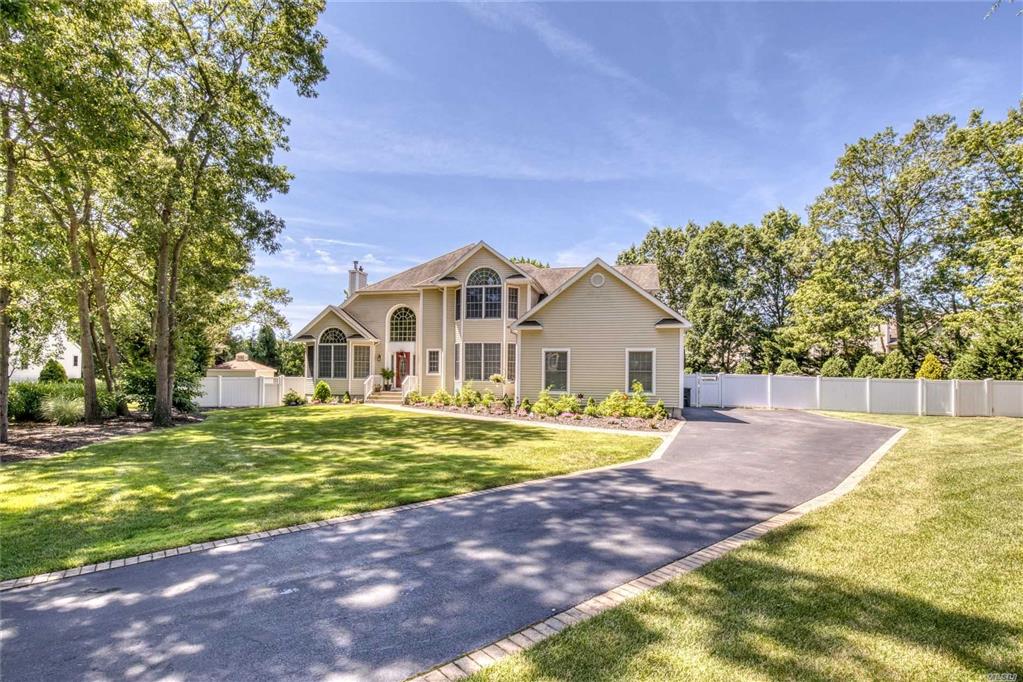 22 Bonarck Ln Nesconset Nesconset NY 11767