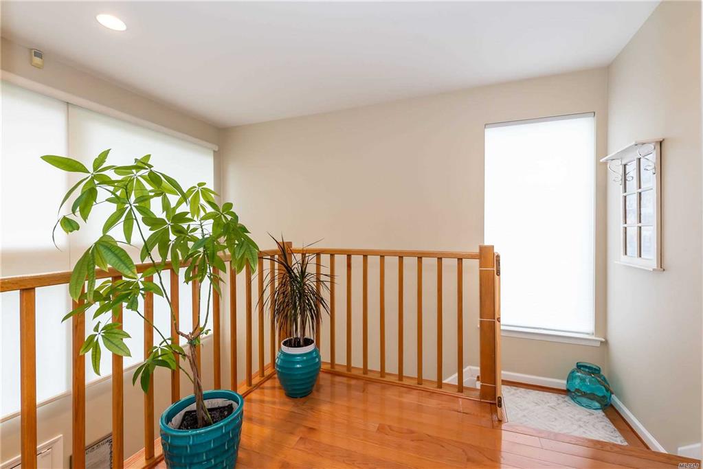 21 Cricket Club Dr Roslyn Roslyn NY 11576