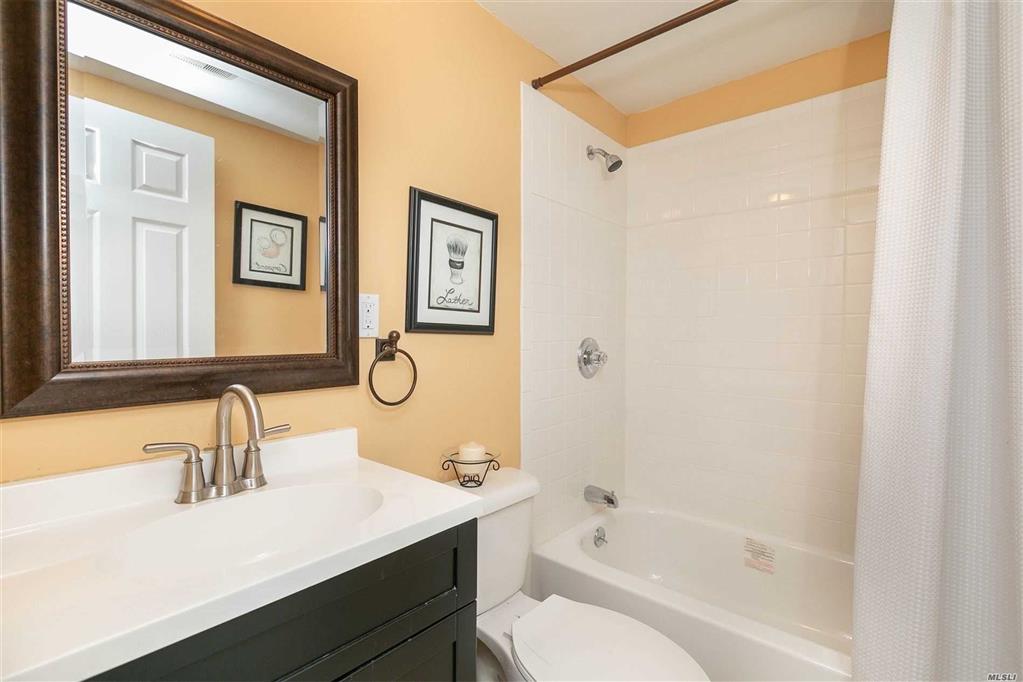 3 Hogan Ln Manorville Manorville NY 11949