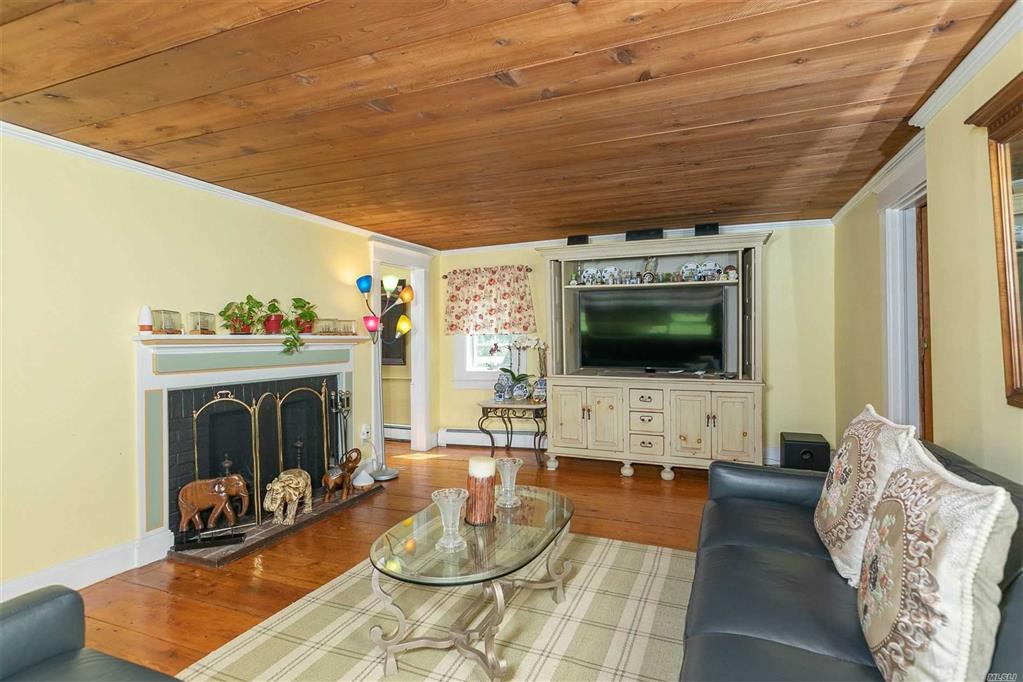 31 Evergreen Ave East Moriches East Moriches NY 11940