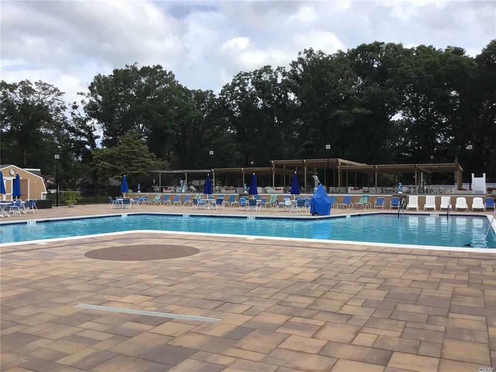 427 B Aylesbury Ct Ridge Ridge NY 11961
