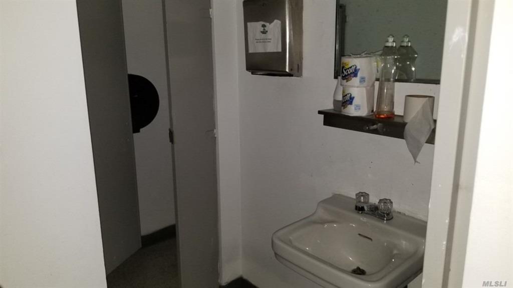79-00 Barnwell Ave Elmhurst Elmhurst NY 11373