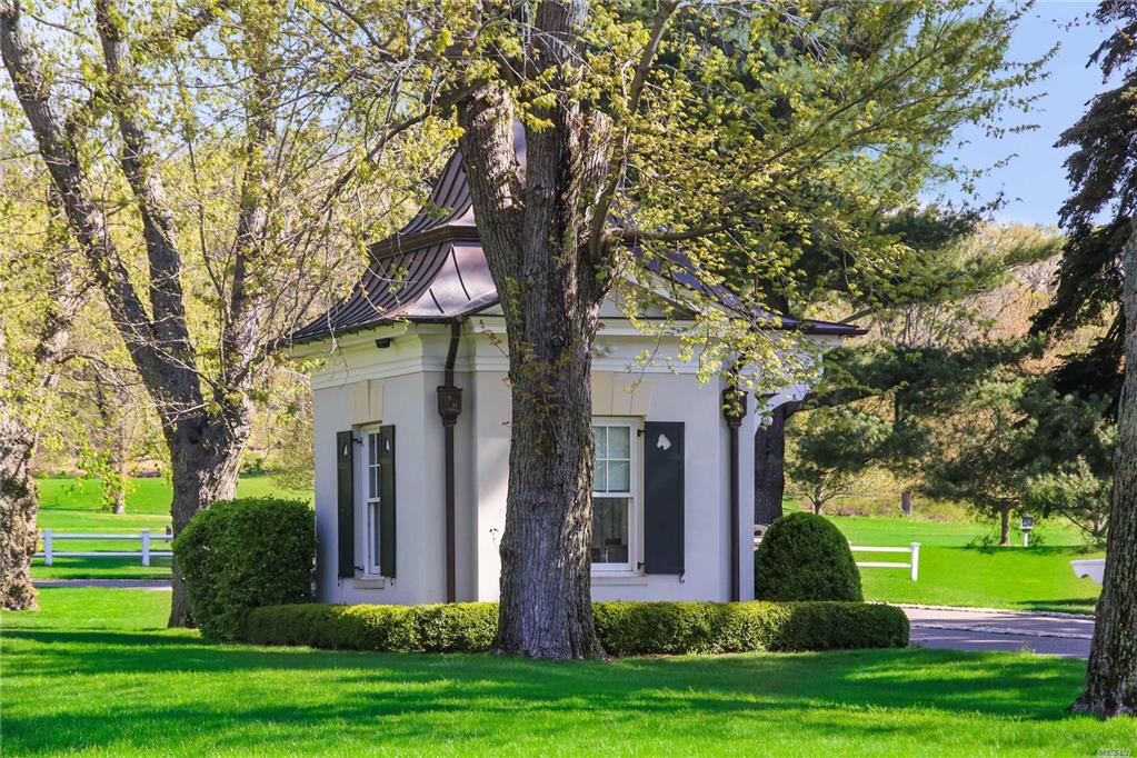 6 Stable Ln Old Westbury Old Westbury NY 11568