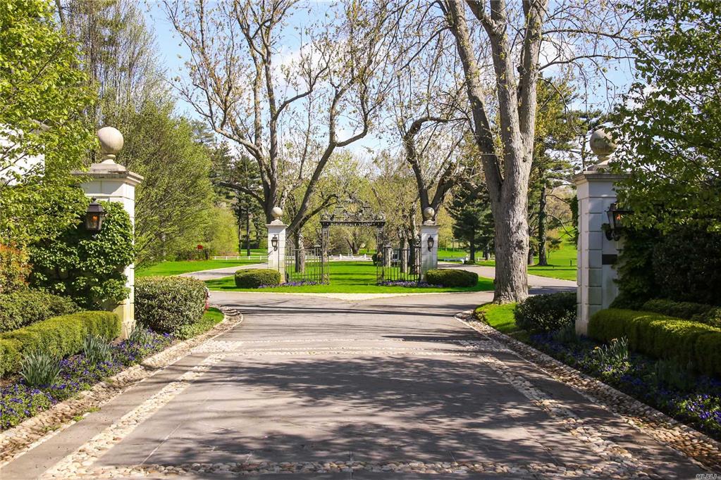 6 Stable Ln Old Westbury Old Westbury NY 11568