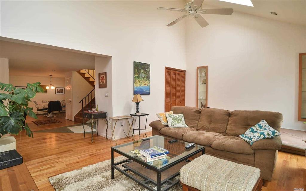 4 Lauren Ln Bayville Bayville NY 11709