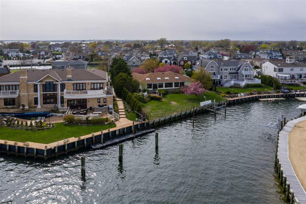 26 Club Dr Massapequa Massapequa NY 11758