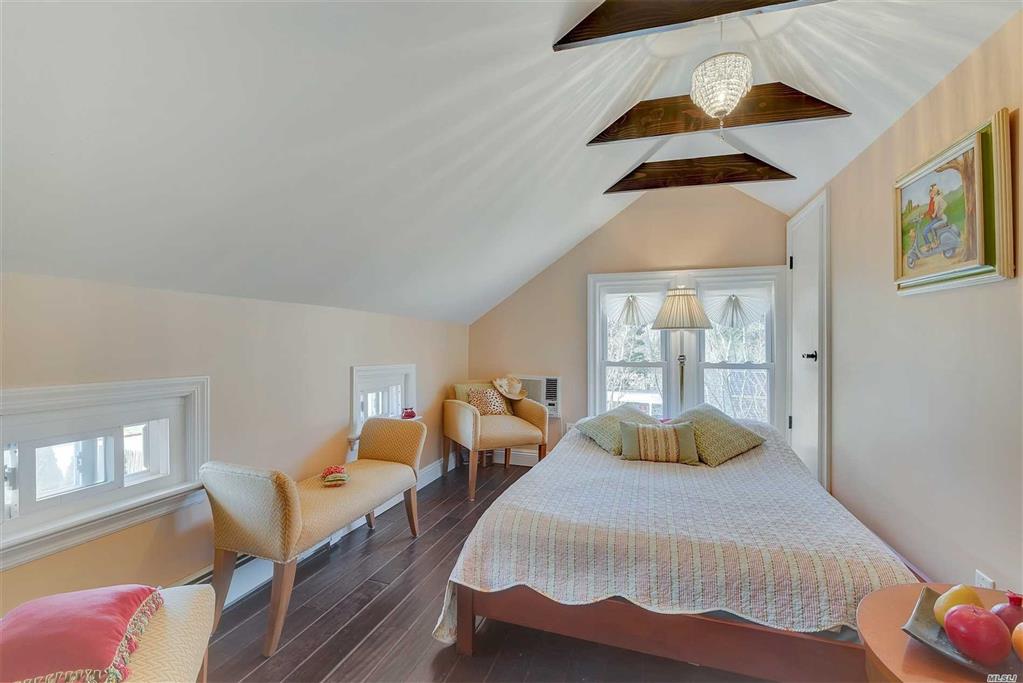 27 Shinnecock Rd Hampton Bays Hampton Bays NY 11946