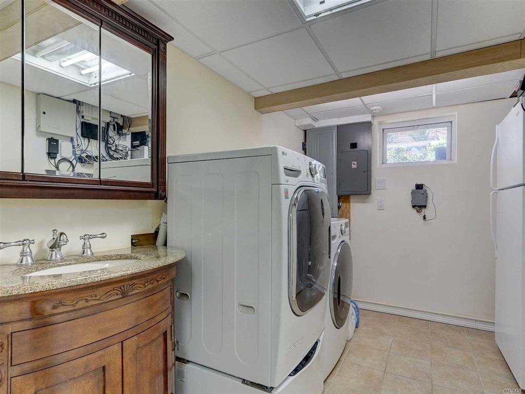 1158 Day St Seaford Seaford NY 11783