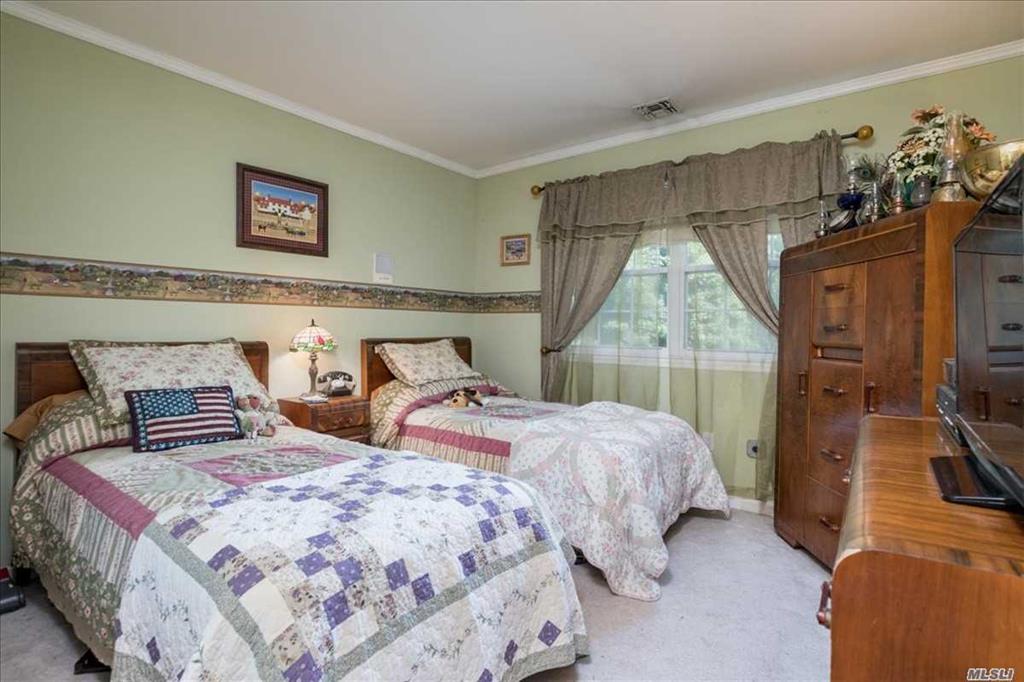 39 Old Neck Ct Manorville Manorville NY 11949