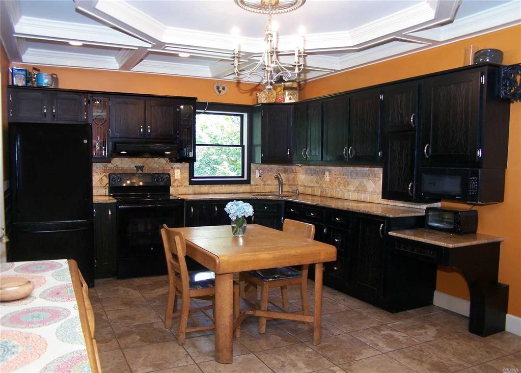 8 Beech Ave Farmingville Farmingville NY 11738