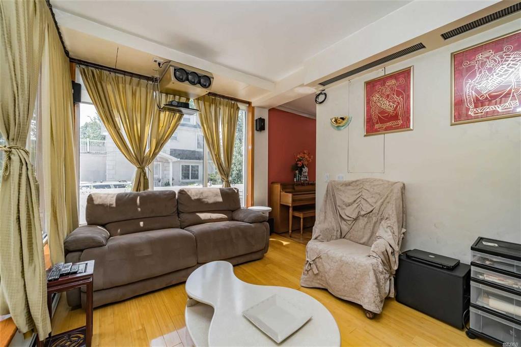 45-23 244th St Douglaston Douglaston NY 11362