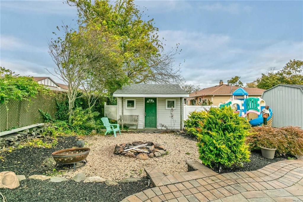 392 West Dr Copiague Copiague NY 11726