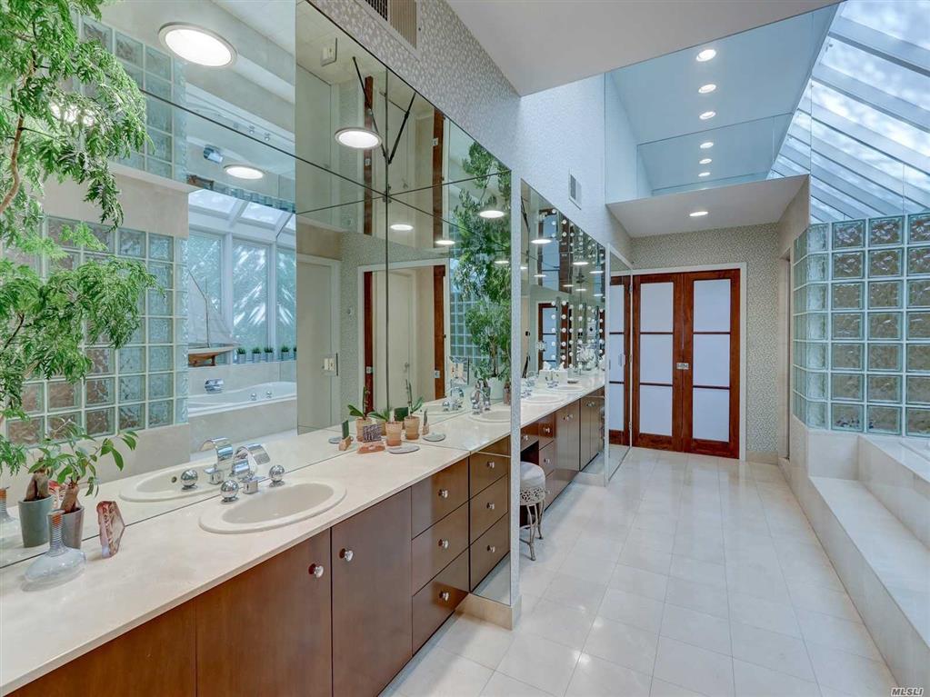 1250 Veeder Dr Hewlett Bay Park Hewlett Bay Park NY 11557