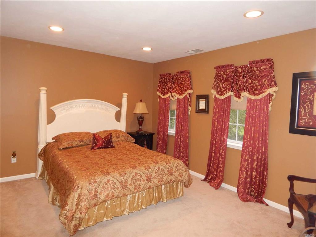 16 Homecoming Pl E. Setauket E. Setauket NY 11733
