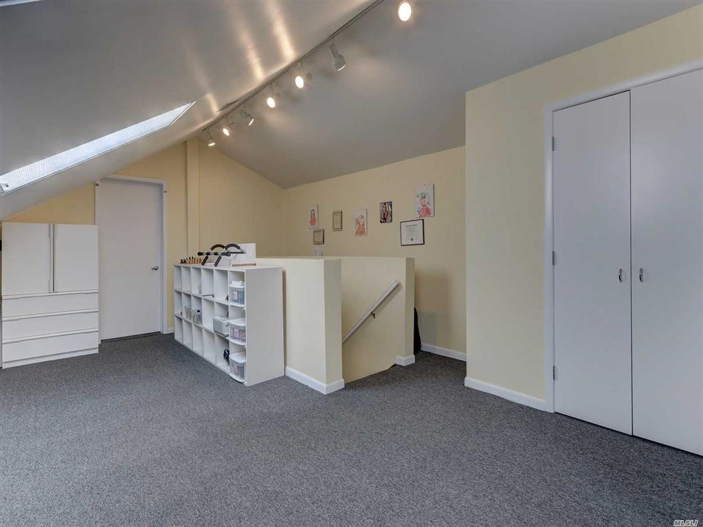 1250 Veeder Dr Hewlett Bay Park Hewlett Bay Park NY 11557