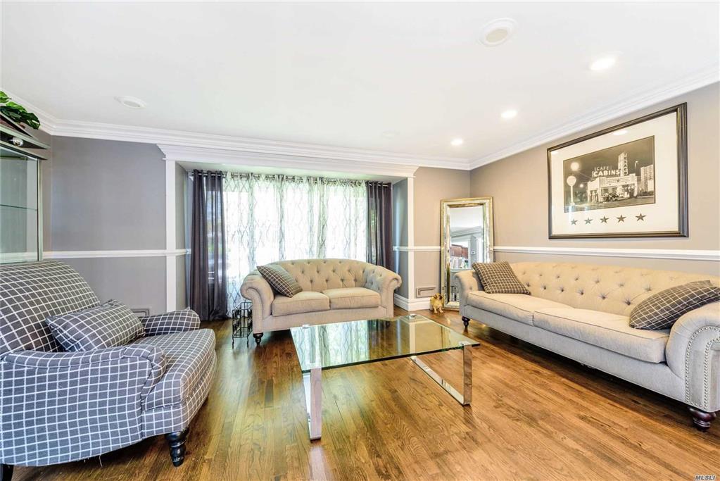 930 Stratford Ct Westbury Westbury NY 11590