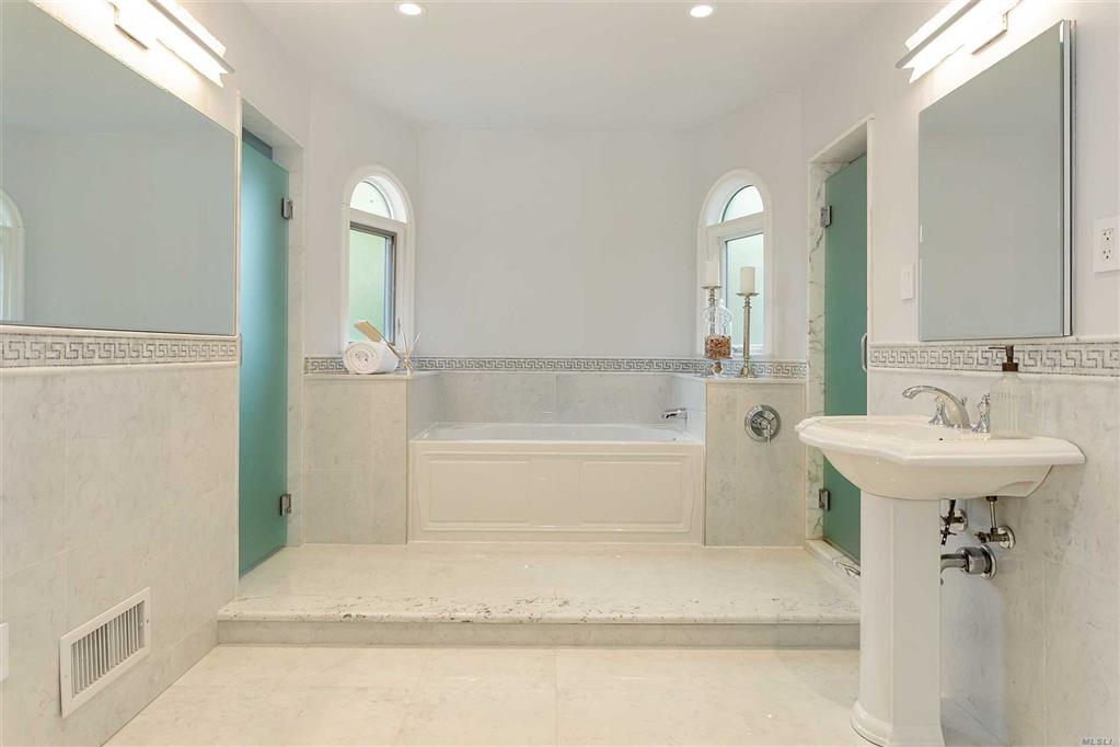 8 Fairway Ln Manhasset Manhasset NY 11030