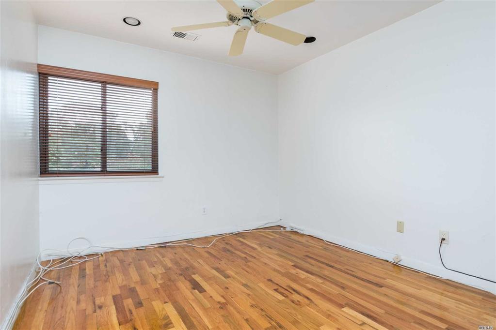 39 Acorn Ponds Dr Roslyn Roslyn NY 11576