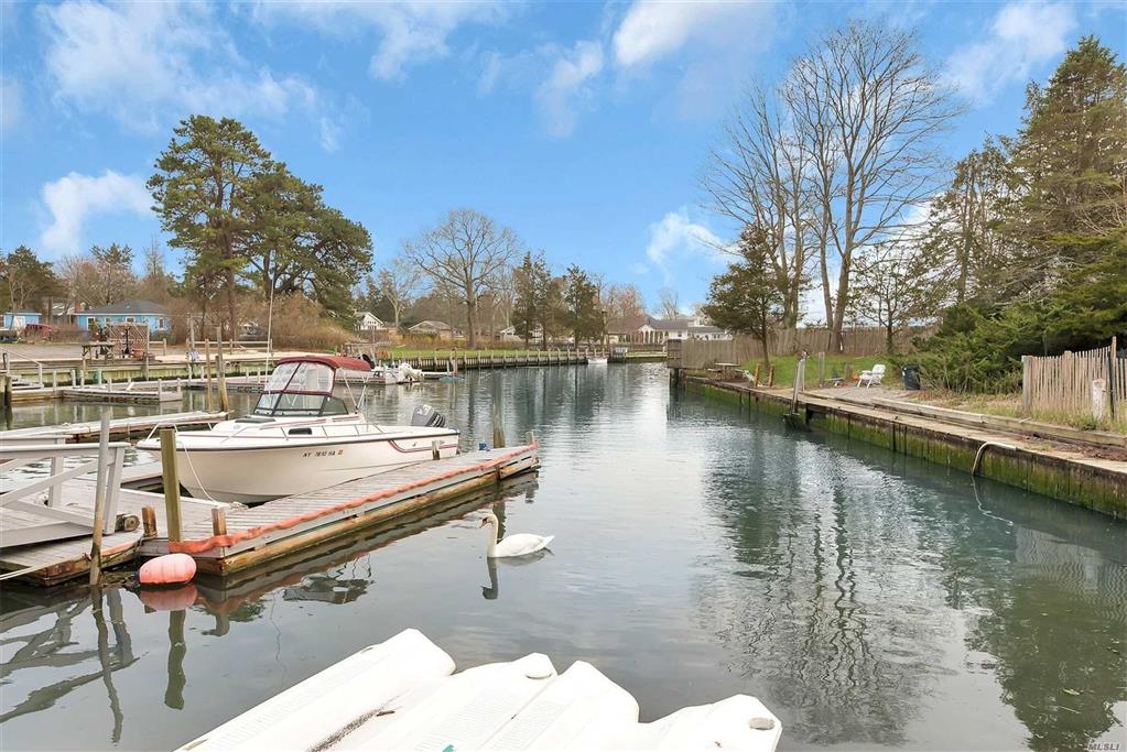 27 Shinnecock Rd Hampton Bays Hampton Bays NY 11946