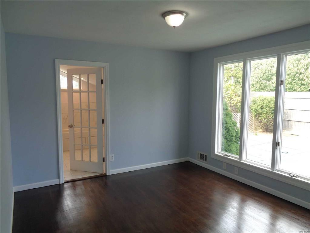 107 Thomas St Brentwood Brentwood NY 11717
