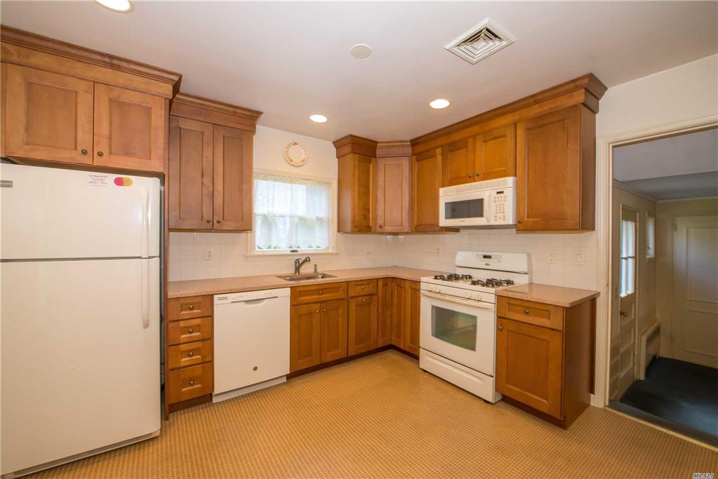 179 Glenmore St E. Williston E. Williston NY 11596